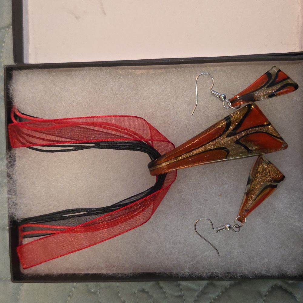 NIB HANDBLOWN GLASS PENDANT AND EARRING SET WITH RED/BLACK RIBBON